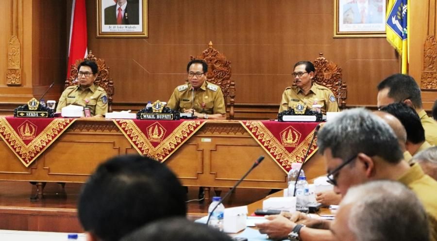 podiumnews.com-Pimpin Rapat Pra Evaluasi AKIP, Wabub Suiasa : Komitmen Tunjukkan Kinerja Produktif dengan Asas Kemanfaatan